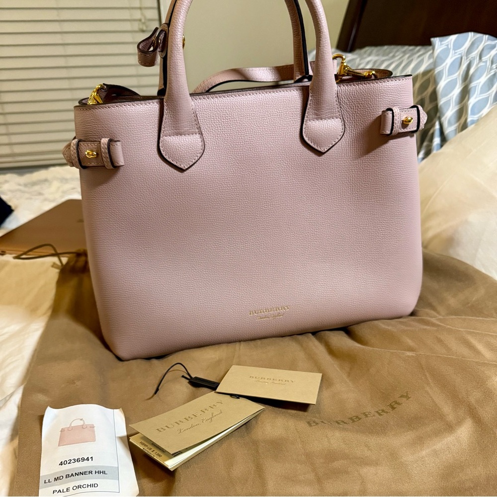BURBERRY Derby Calfskin House Check
Medium Banner Tote Pale Orchid - Picture 3 of 9